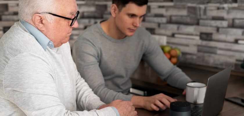 Aider les seniors à maîtriser les bases du numérique : par où commencer ?