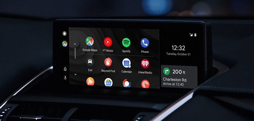 Écran de voiture affichant une application Android adaptée à Android Auto, avec un smartphone posé à côté.